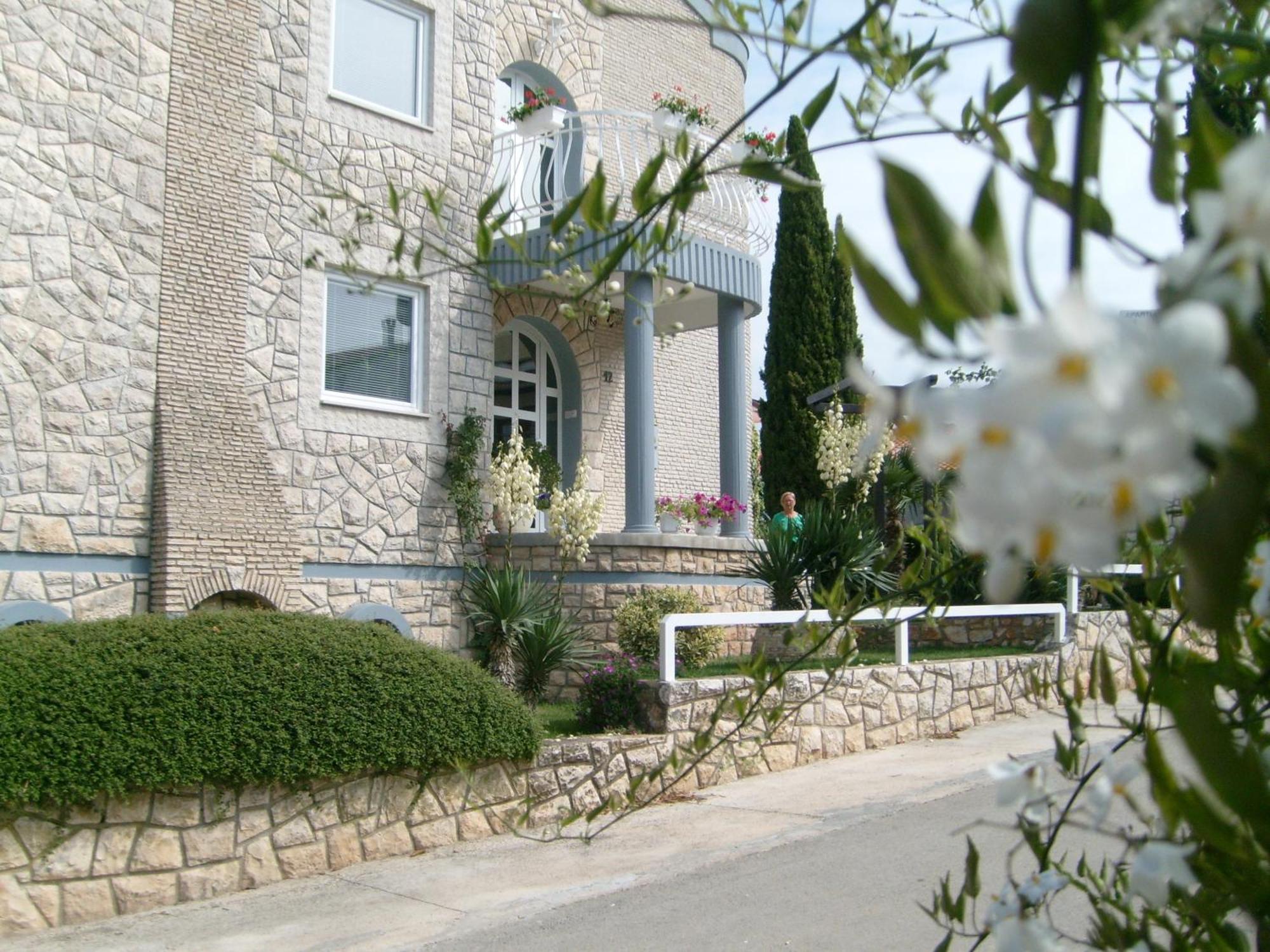 Apartments Ana - Ровин Екстериор снимка