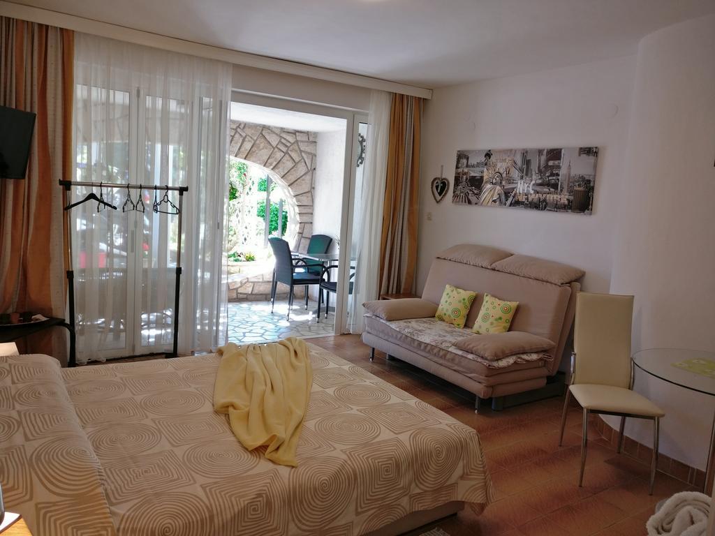 Apartments Ana - Ровин Екстериор снимка